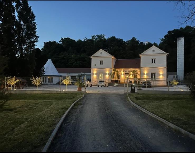 Kinizsi Udvar Apartmanház Balatonboglár Exterior foto