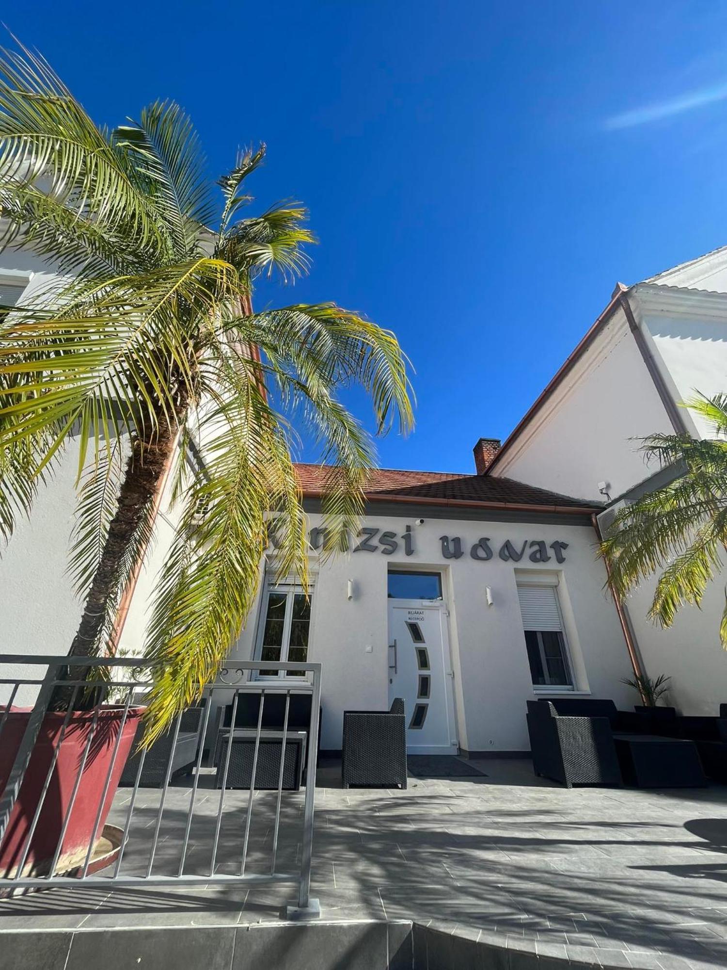 Kinizsi Udvar Apartmanház Balatonboglár Exterior foto