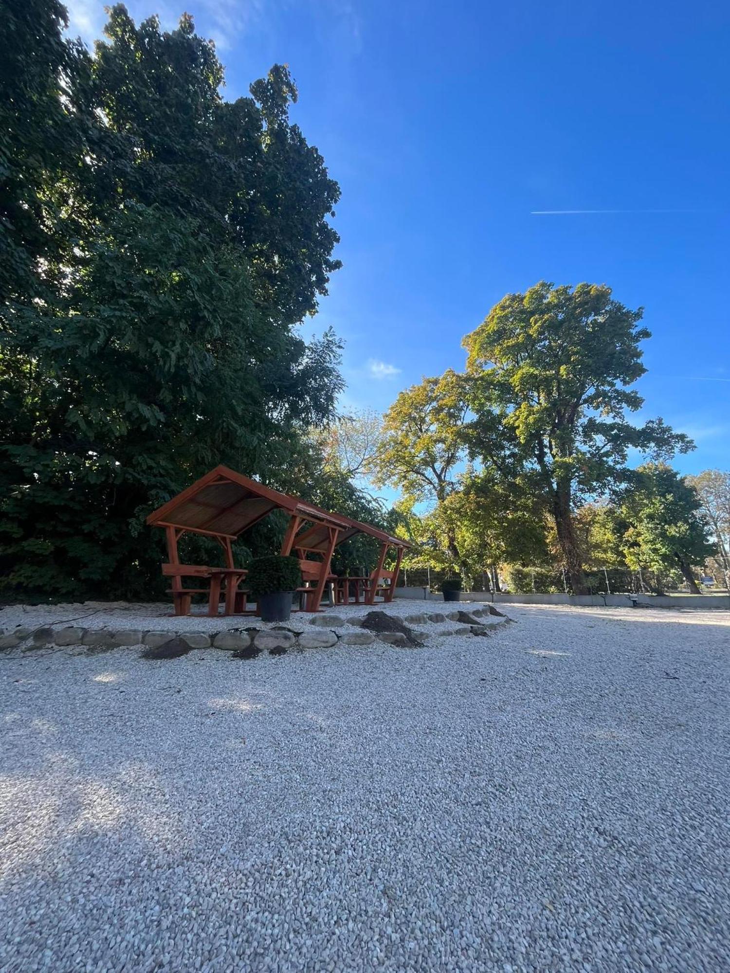 Kinizsi Udvar Apartmanház Balatonboglár Exterior foto